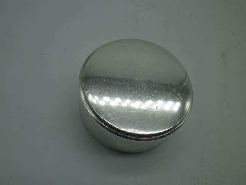 Hallmarked Silver Round Lidded snuff or pill pot Birmingham 1939 Turner & Simpson 4x2cm 26grams