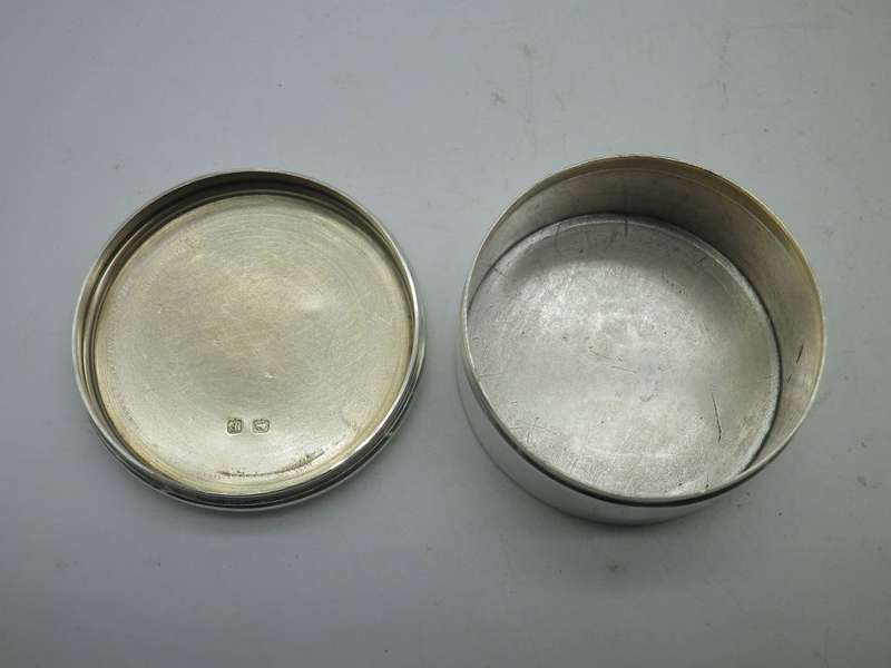 Hallmarked Silver Round Lidded snuff or pill pot Birmingham 1939 Turner & Simpson 4x2cm 26grams
