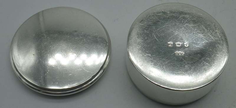 Hallmarked Silver Round Lidded snuff or pill pot Birmingham 1939 Turner & Simpson 4x2cm 26grams
