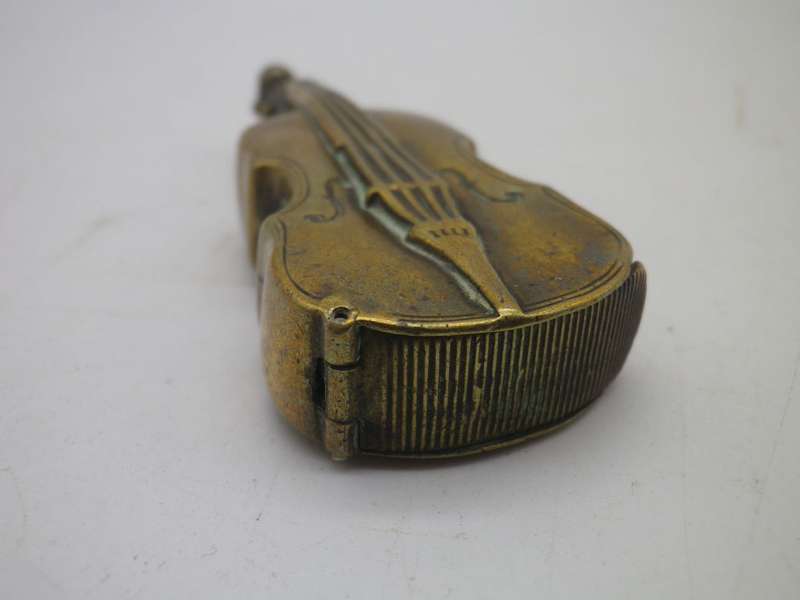 VINTAGE BRASS NOVELTY VESTA CASE  IN SHAPE OF A VIOLIN
