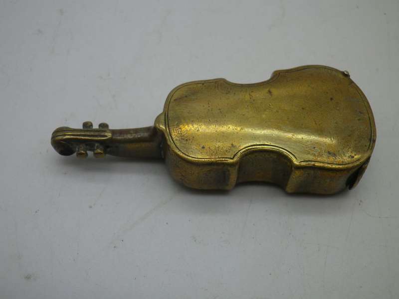 VINTAGE BRASS NOVELTY VESTA CASE  IN SHAPE OF A VIOLIN