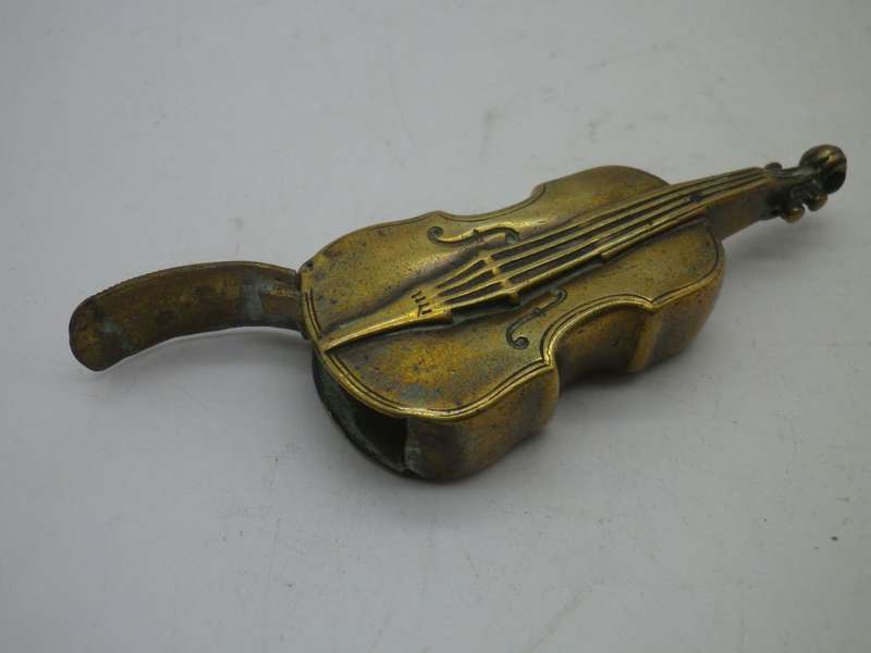 VINTAGE BRASS NOVELTY VESTA CASE  IN SHAPE OF A VIOLIN