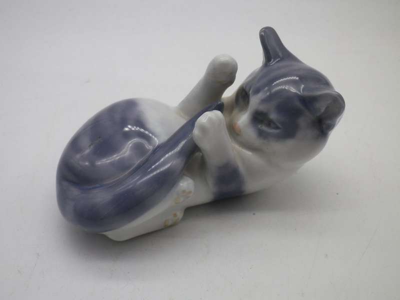 Royal COPENHAGEN Denmark PLAYING KITTEN # 727