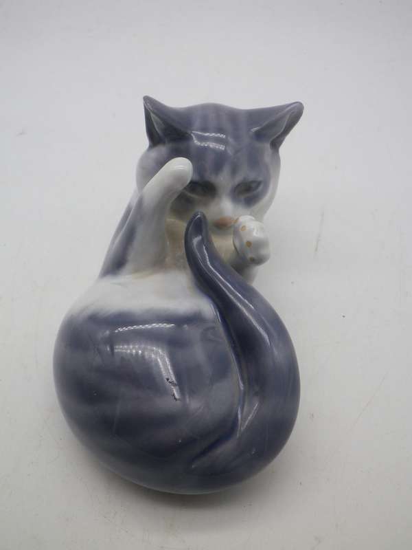 Royal COPENHAGEN Denmark PLAYING KITTEN # 727