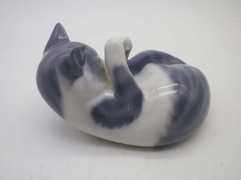 Royal COPENHAGEN Denmark PLAYING KITTEN # 727