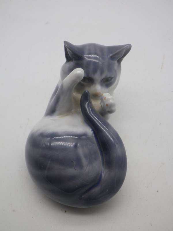 Royal COPENHAGEN Denmark PLAYING KITTEN # 727