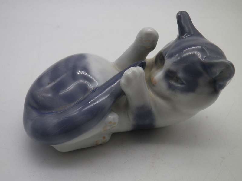 Royal COPENHAGEN Denmark PLAYING KITTEN # 727