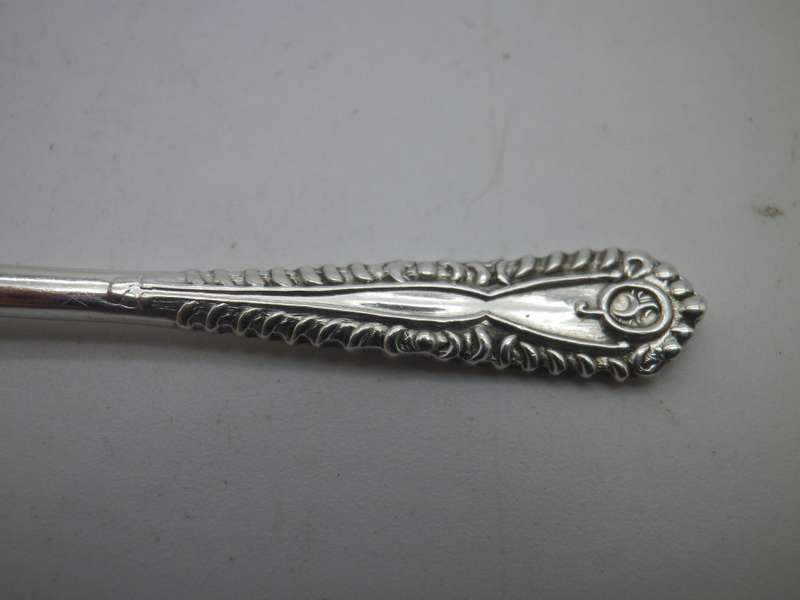 Hallmarked silver salt spoon. Birmingham 1975. Blow & co. approx 7.2cm. approx 5 g
