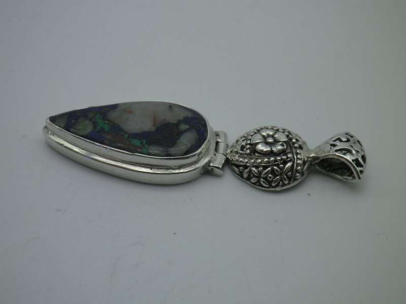 Sterling Silver Hand made Vintage pendant with beautiful detail and semi precious stone.