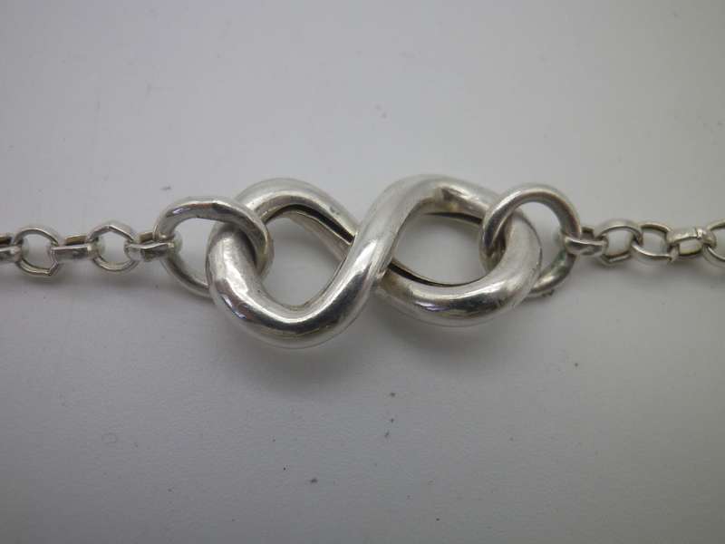 Sterling Silver INFINITY bracelet. Made in Italy. 21.5cm long 5g. Dainty