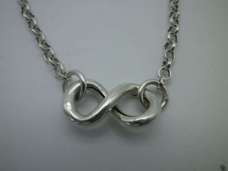 Sterling Silver INFINITY bracelet. Made in Italy. 21.5cm long 5g. Dainty