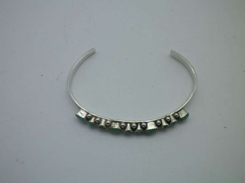 Vintage Sterling Silver & Turquoise Child's bangle. 5g
