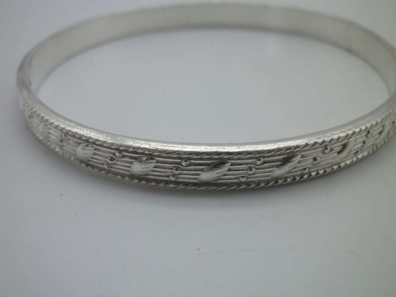Vintage Hallmarked Silver Bangle. 23g 6.5cm inner diameter.