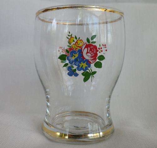 Nice little set of 5 shot/tequila/liqueur glasses. Flower pattern & gold rims.