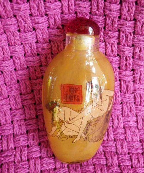 Mildly EROTIC vintage oriental glass snuff bottle. NB! Please don't view if offended by nudity