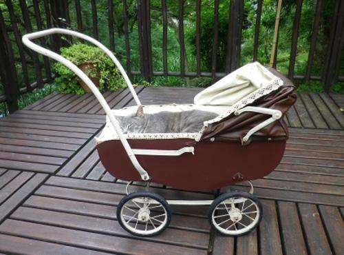 SPECTACULAR FIND! Collectable c1950s Vintage DOLLS PRAM.ORIGINAL WHEELS&CHASSIS. Excellent condition