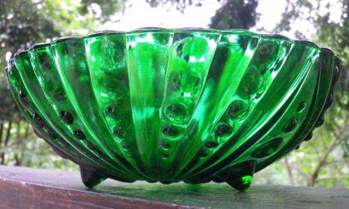 STRIKINGLY LOVELY VINTAGE DEEP EMERALD GREEN PRESSED GLASS 3FOOTED BOWL. Fab design.