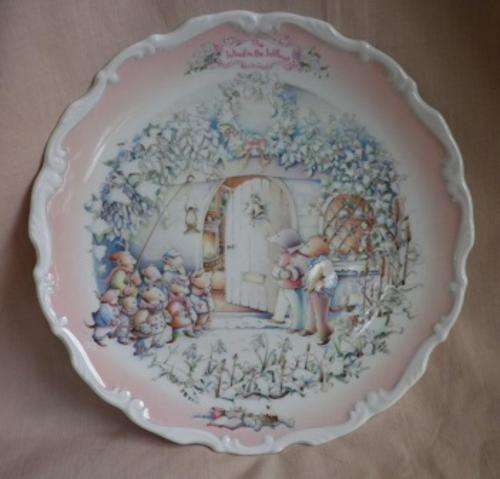 STUNNING!! ROYAL ALBERT, Bone China WIND IN THE WILLOWS 'The Carol Singers'  Collectors plate MINT