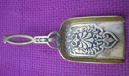 STUNNING, HEAVY, EXCELLENT QUALITY VINTAGE BRASS COAL SCOOP/SHUTTLE STAMPED "COLUMBIAN" ?
