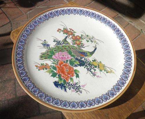 GORGEOUS LARGE VINTAGE PEACOCK DECORATED HAND-PAINTED ORIENTAL/IMARI? CHARGER. 31cm