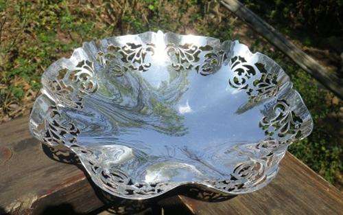 SPLENDID WAVY-EDGED EPNS MUFFIN BOWL. GORGEOUS PIERCED DESIGN. 3 BUN FEET. TOP QUALITY SILVERPLATE