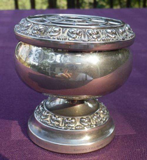 CHARMING LITTLE DECORATIVE ROSE BOWL. GOOD QUALITY IANTHE of ENGLAND SILVERPLATE