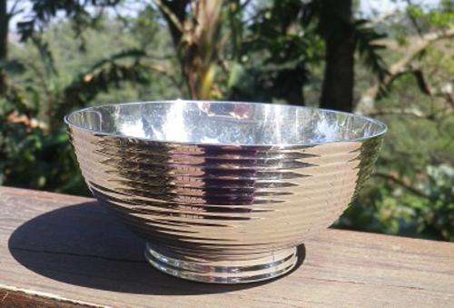 Beautiful vintage, yet contemporary MODERNIST style silver-plated EMESS round bowl. TOP quality