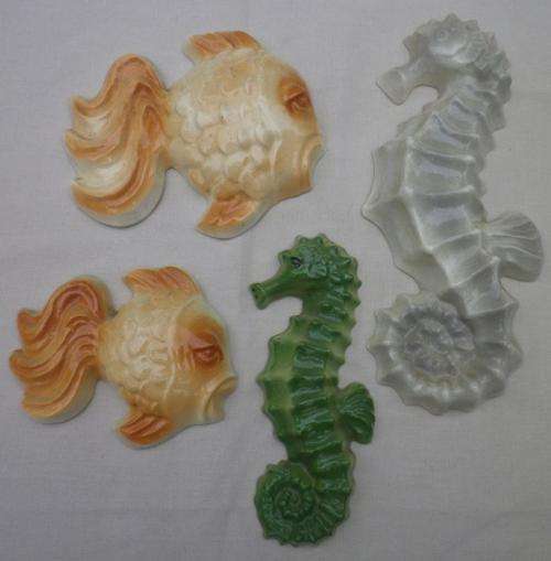JUST FOR fun!! 4 LOVELY SEA-THEMED CERAMIC WALL ORNAMENTS- 2 SEAHORSE & TWO FISH
