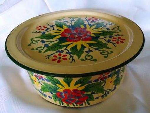 Awesome & unusual vintage enamel cake tin with lid. Colorful flowers on cream background