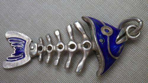 SUPERB QUIRKY & SPECIAL STERLING SILVER & BLUE ENAMEL ARTICULATED FISH SKELETON PENDANT
