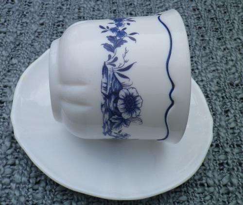 LOVELY!! RARELY SEEN RETRO BLUE & WHITE MILK GLASS TEA CUPS & SAUCERS. ARCOPAL, FRANCE