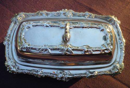 GORGEOUS ORNATE FINE QUALITY SILVER PLATED (CELTIC, ENGLAND) BUTTER DISH WITH GLASS LINER