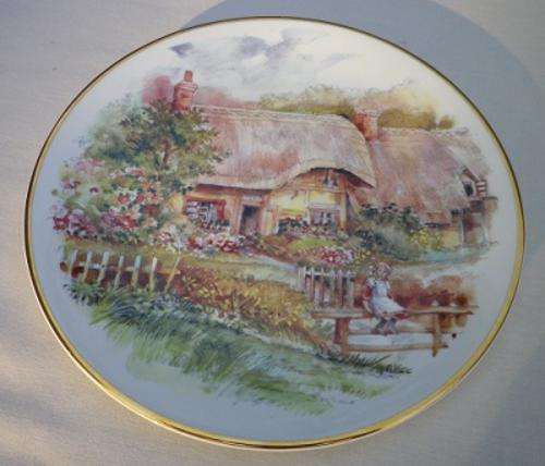 WHIMSICAL "Chinacraft International Collectors Picture Plate". Bone China, England (ONE)