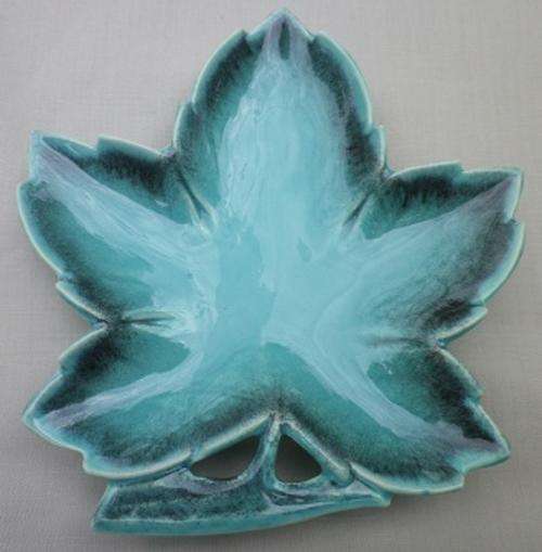 VINTAGE ZUID HOLLAND GOUDA NV KONIC KLUKA PLATEEL BAKKERN LEAF-SHAPED DISH.