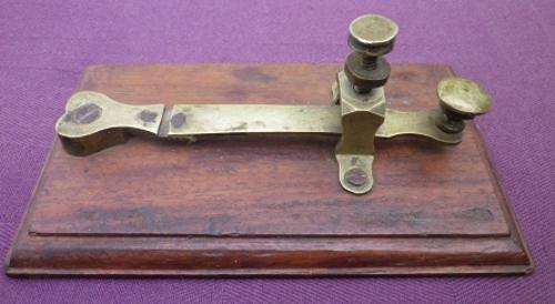 CAPTAIN HOCKADAY OWNED THIS VINTAGE POSSIBLY WWII MORSE CODE KEY (Tapper). WOOD & BRASS