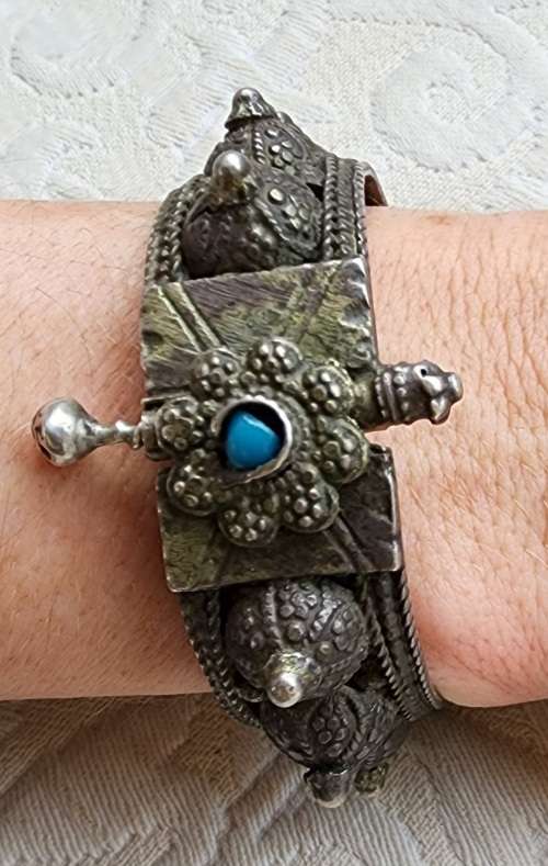 Vintage Silver Yemeni Bracelet with Hand Made screw in pin.