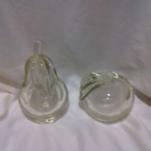 VERY NICE VINTAGE CLEAR GLASS PEAR AND APPLE  PAPER WEIGHT