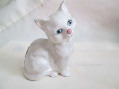 BESWICK LITTLE WHITE  CAT