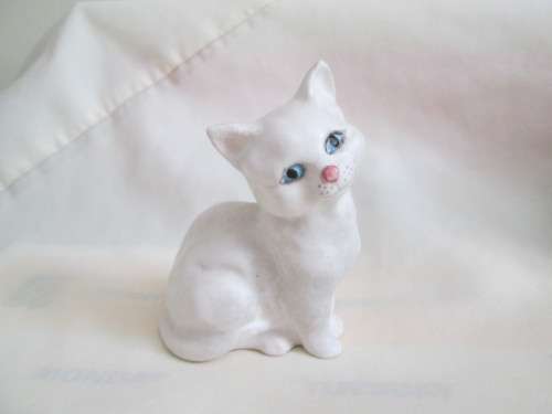 BESWICK LITTLE WHITE  CAT
