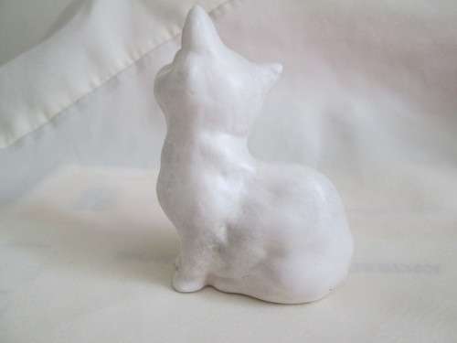 BESWICK LITTLE WHITE  CAT