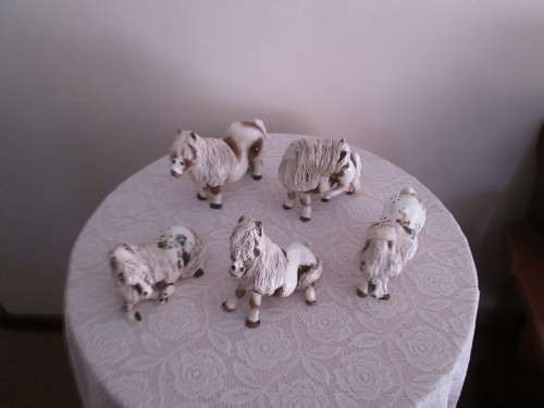 FAMILY OF 5 CHEVAL PONIES 13 CM HEIGHT