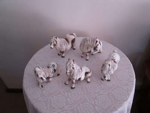 FAMILY OF 5 CHEVAL PONIES 13 CM HEIGHT