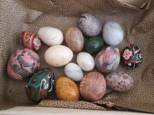 COLLECTION OF 14  EGG STONES AND 2 WOODEN EGGS