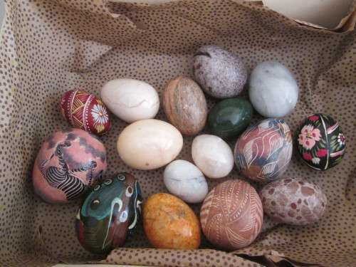 COLLECTION OF 14  EGG STONES AND 2 WOODEN EGGS
