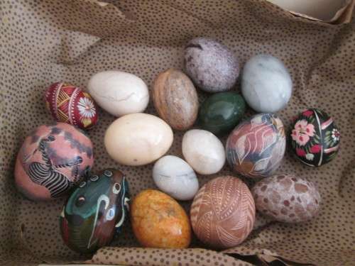 COLLECTION OF 14  EGG STONES AND 2 WOODEN EGGS