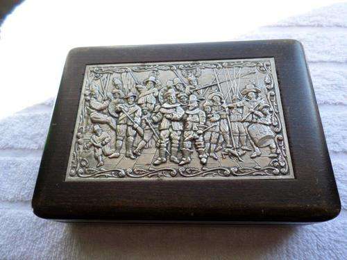 CHARMING VINTAGE TRINKET OR CIGAR BOX.WOODEN, WITH RAISED METALLIC SCENE OF MEDIEVEL SOLDIERS.