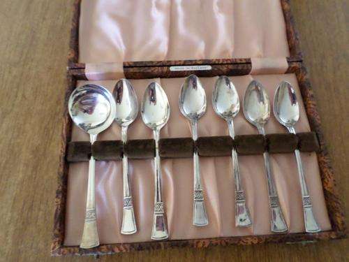 UNIQUE SET OF TEASPOONS AND A SUGAR SPOON . MADE IN ENGLAND
