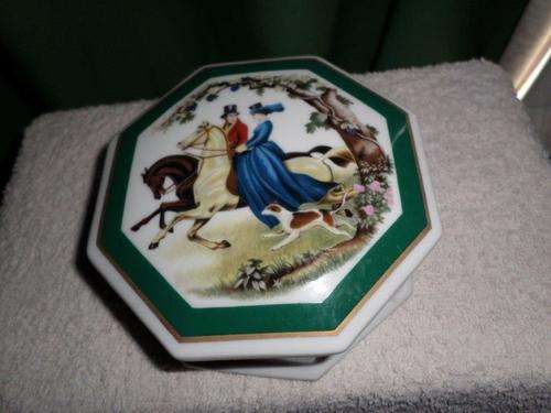 RARE FIND ....... SOUTHERN HEIRLOOM DRESSER BOX MADE EXCLUSIVELY FOR ELIZABETH ARDEN