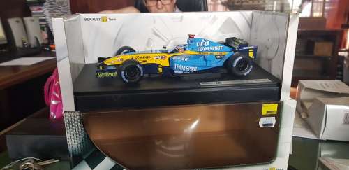1 in 18 Renault F1 team racer