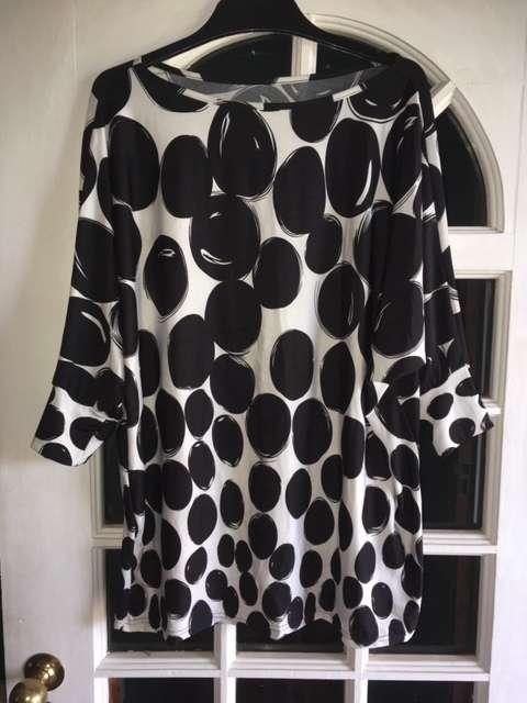 Bold black and white polka dot print 3/4 sleeve top